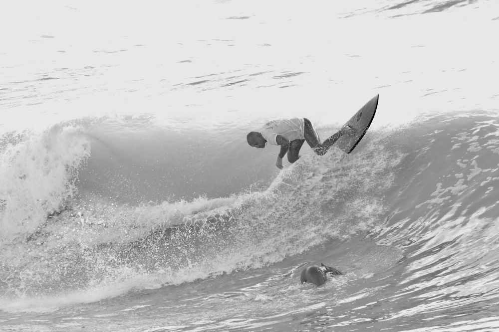 Tiziano Gabrielli vola sopra un altro surfer