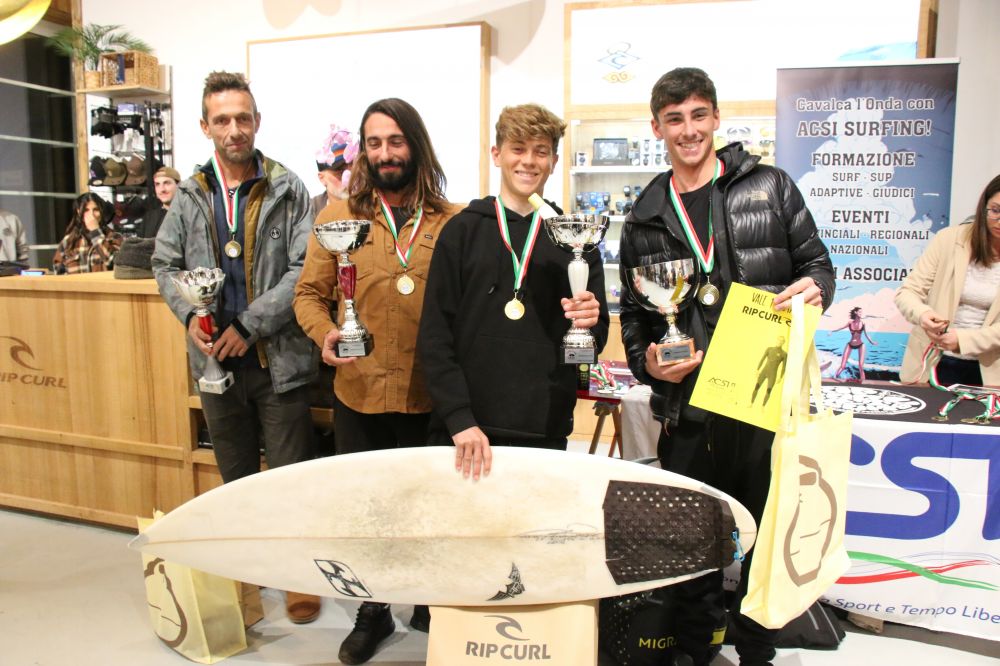 Premiazione al Rip CUrl Store del Tonfano